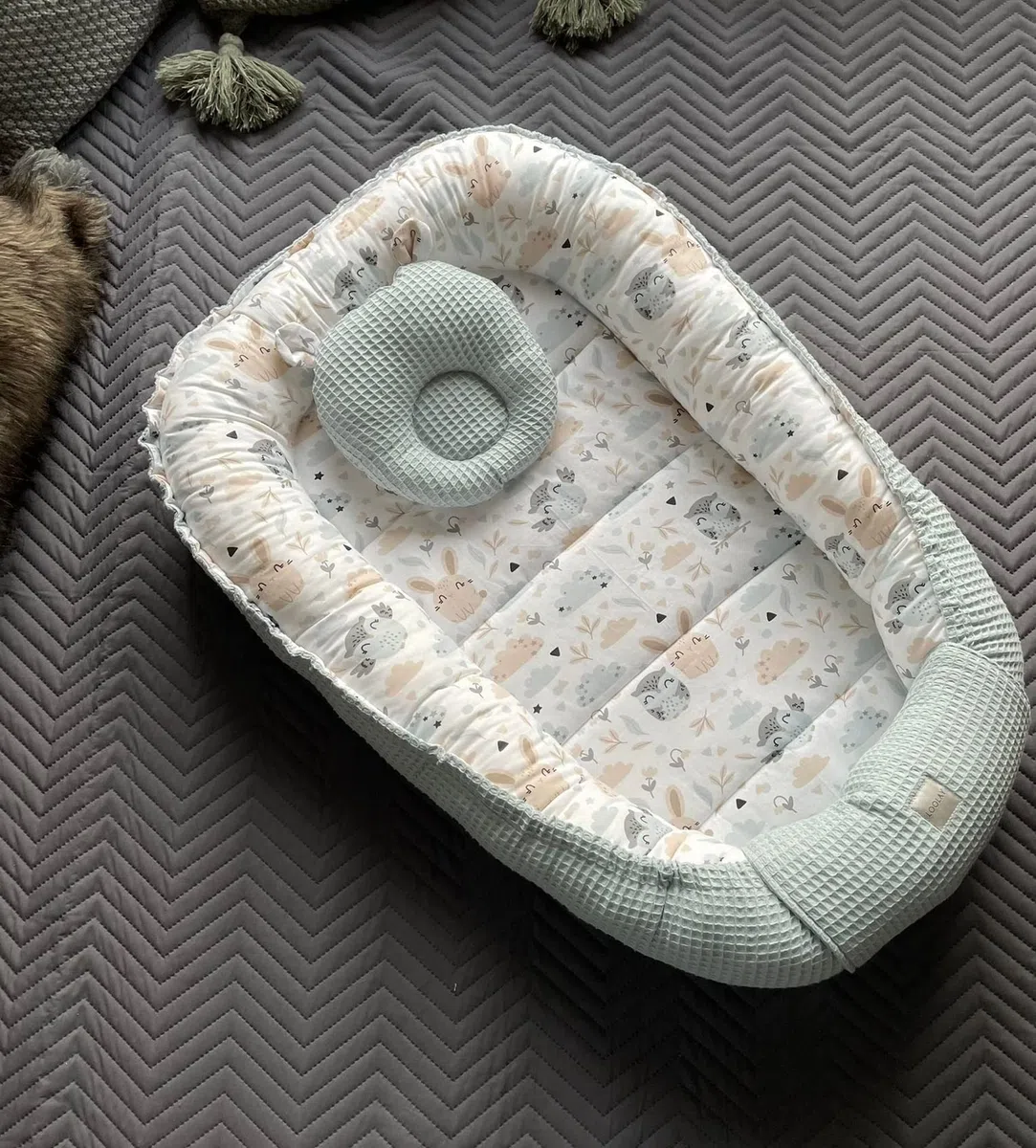 LOOLAY Minze WAFFELPIQUE/HASE Beige-Weiß Babynest Babyaustattung Neugeborene Baby Unterlage Reisebett Nestchen Solo/o. in Premium Geschenk Sets (Nestchen + MATRATZE (Ersatzboden) + Bärchen)