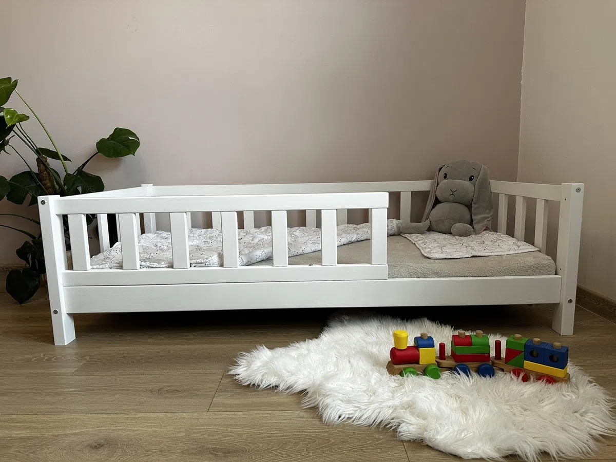 Alije Kinderbett Bett mit Rausfallschutz 90x140 Weiß Leo Lattenrost Bettgestell aus Kiefer Holz für Haus Kinder Jungen & Mädchen - Holzbett Baby Kinderzimmer Junge Deko