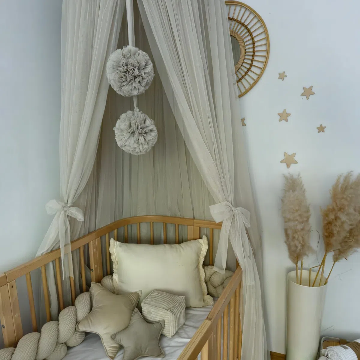 KOELL Baldachin Kinderzimmer – Betthimmel mit Pompons und Schleifen, Metallring zur Deckenmontage, Höhenverstellbarer 240–300 cm, Oeko-Tex Tüll, Beige