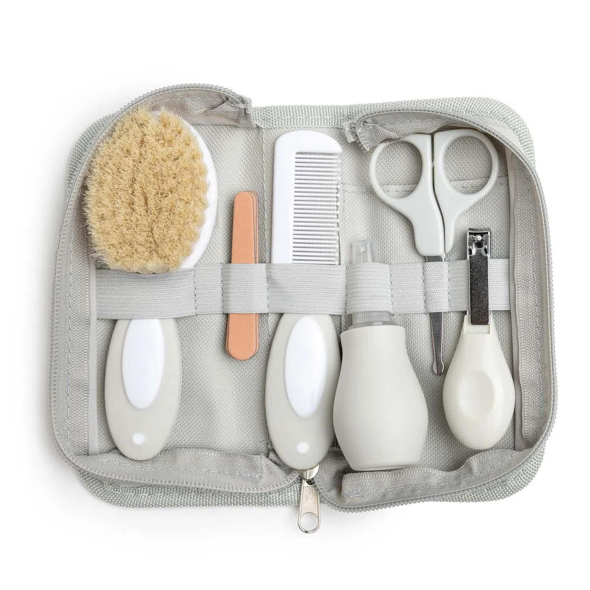 Babykörbchen für Naturkosmetik, bestickt mit Namen, Set mit allem, was Sie für die Pflege und das Baden des Babys benötigen (Kosmetik + Etui + Bademantel + Bär) | BebeDeParis