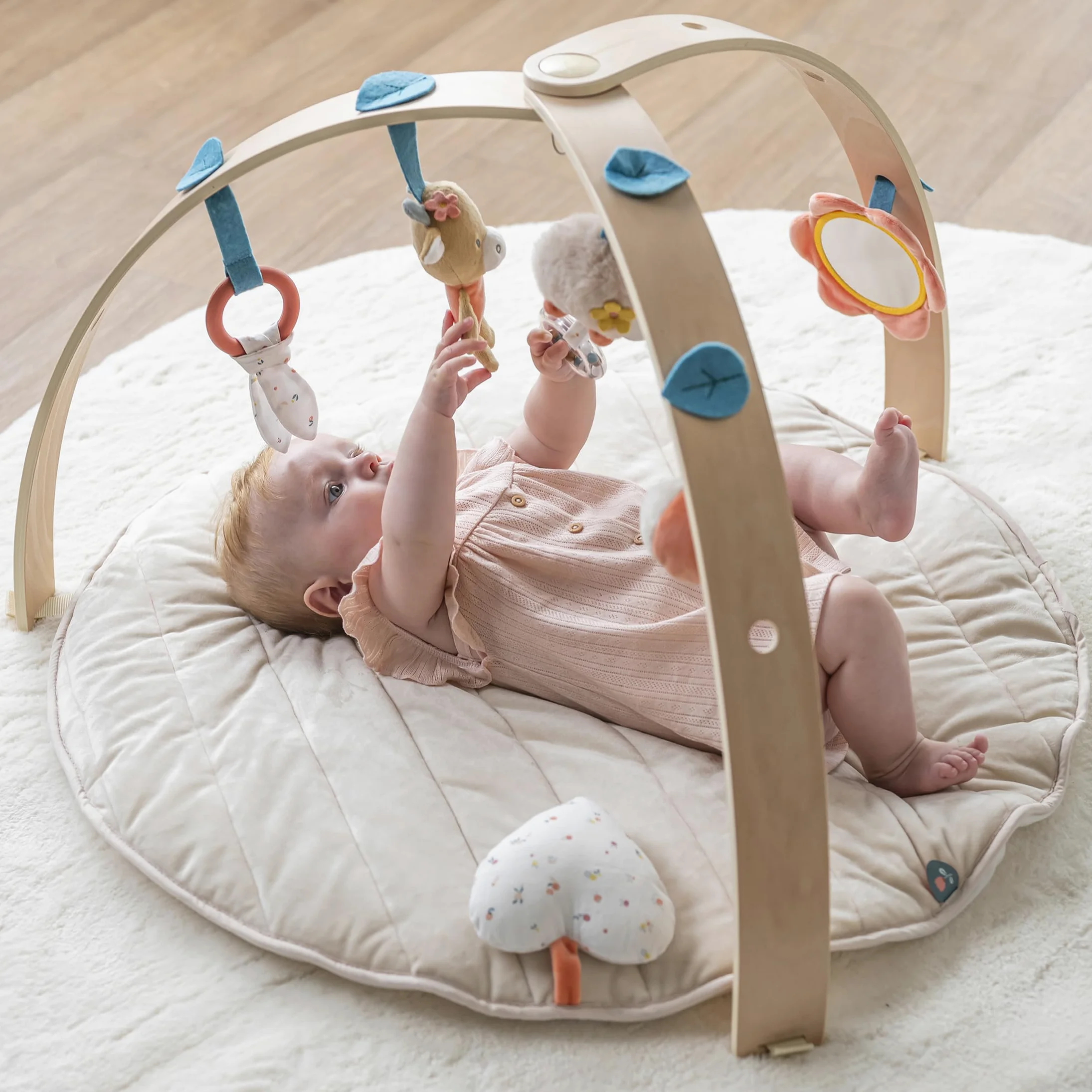 Nattou Krabbeldecke mit Holzbogen und verschiedenen Aktivitäten, Igel Zoë und Kuh Mila, Aus Baumwolle und Polyester, Ca. 80 cm, Mila, Zoë und Lana, Beige