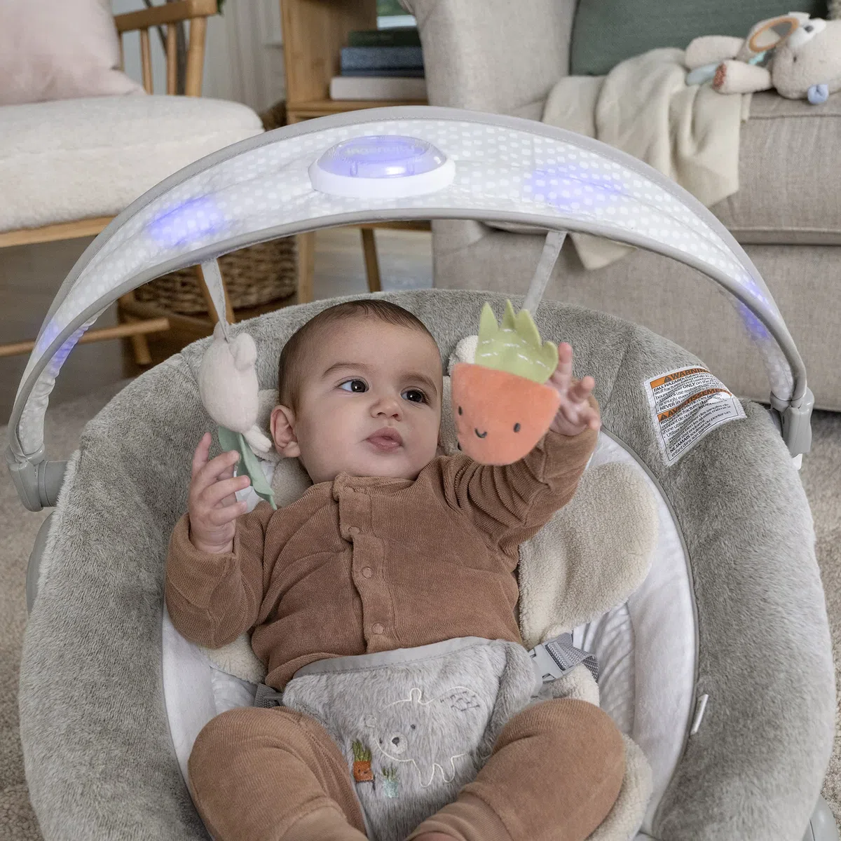 Ingenuity, InLighten Babywippe Babyschaukel mit Lichtern, Nate Bunny, Spielzeugleiste, Vibrationen, Geräuschen, Tummy Time Kissenmatte, bis zu 20 lbs, Neugeborenes+