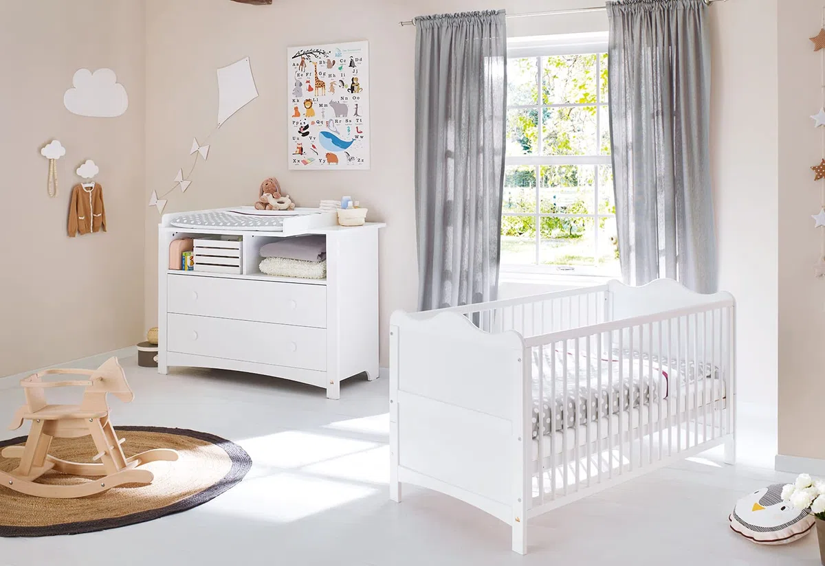 PINOLINO Kinderzimmer Florentina, Kinderbett mit Lattenrost und Wickelkommode inkl. Wickelaufsatz, für Babys und Kleinkinder, aus weißem Dekor