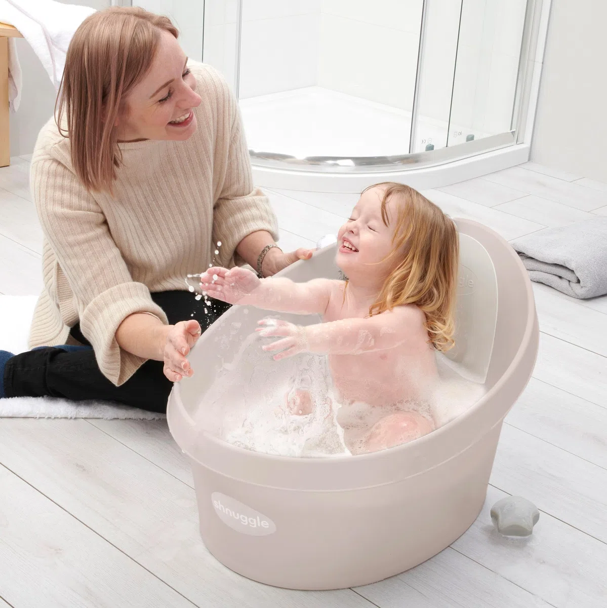 Shnuggle Kleinkind-Badewanne | Größere Badewanne für größere Kinder beim Baden | inklusive warmer und weicher Schaumstoff-Rückenlehne | griffige Anti-Rutsch-Oberfläche | inklusive Easy Drain