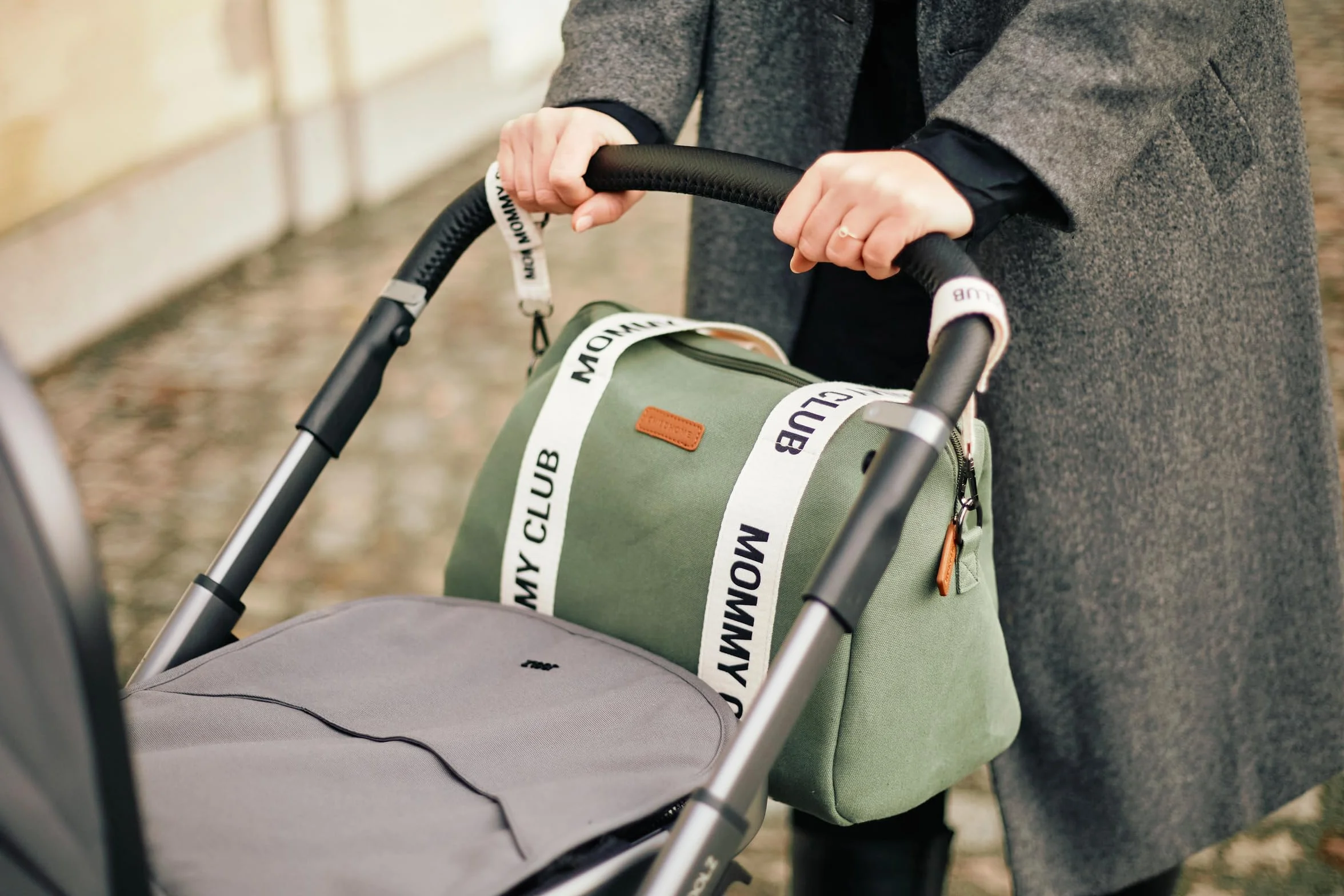 CHILDHOME, Baby Wickeltasche, Mommy Bag, Inklusive Wickelunterlage, Viele Fächer, Kinderwagenbefestigung, Schultergurt, Baumwolle, 22L, Mommy Club Signature, Grün