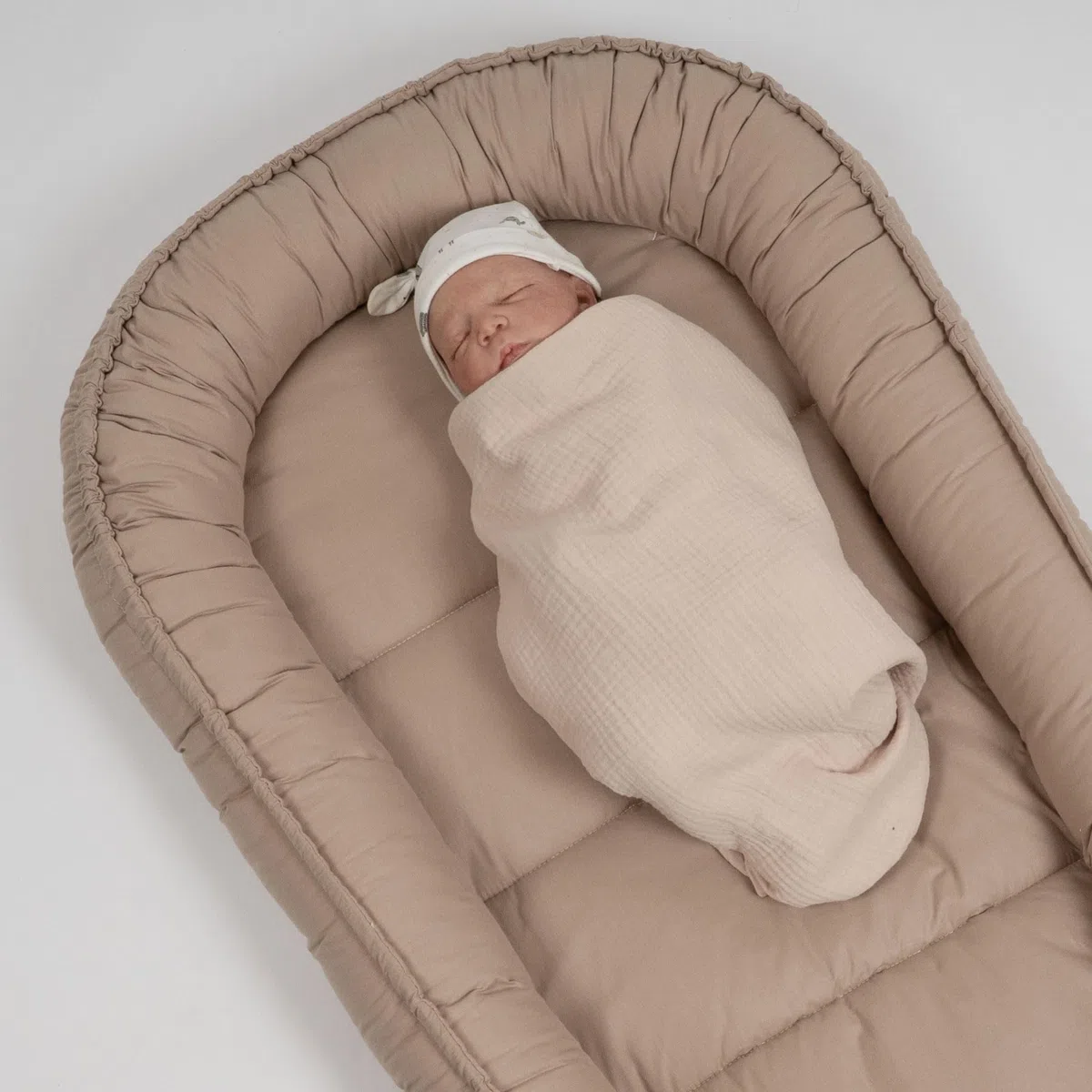 PaLulli 120x60 cm Babynest Babynestchen XXL Babykokon 2seitig 100% Baumwolle Kissen Nestchen für Babybett Reisebett für Baby und Säugling Feathers (Braun)