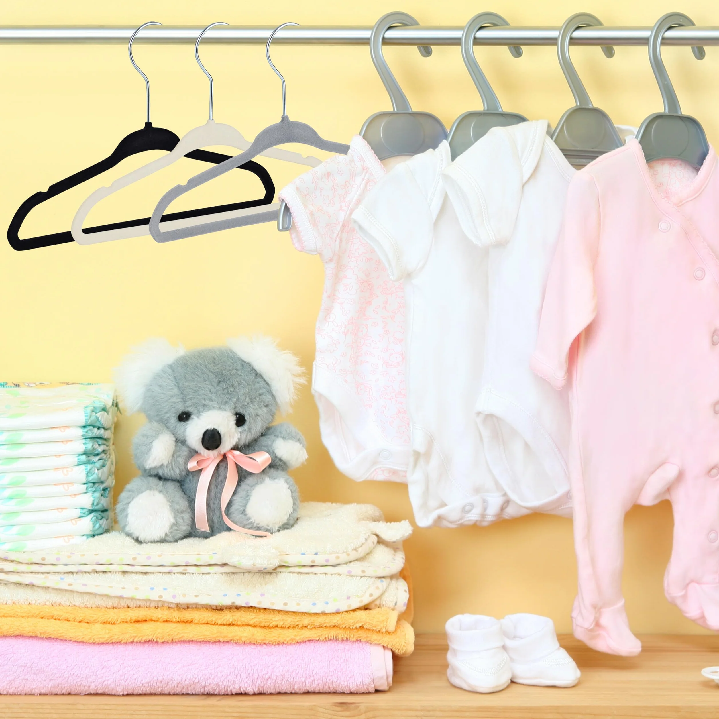 Relaxdays Kinderkleiderbügel Samt, rutschfeste Kleiderbügel, Steg & Kerben, Mädchen & Jungen, drehbarer Haken, Farbwahl