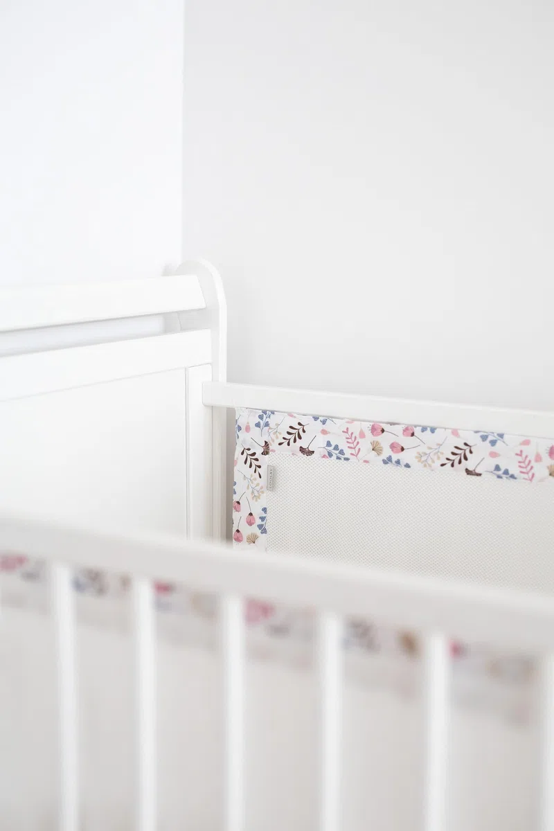Bettumrandung Babybett 60x120 cm – 2 teiliges 110x30 cm Set – Atmungsaktiver 5 mm Netzstoff – Babybett Umrandung mit starkem Klettverschluss – Sicherer Gitterbett Umrandung (ROSA Blumen/Weiß Netz)