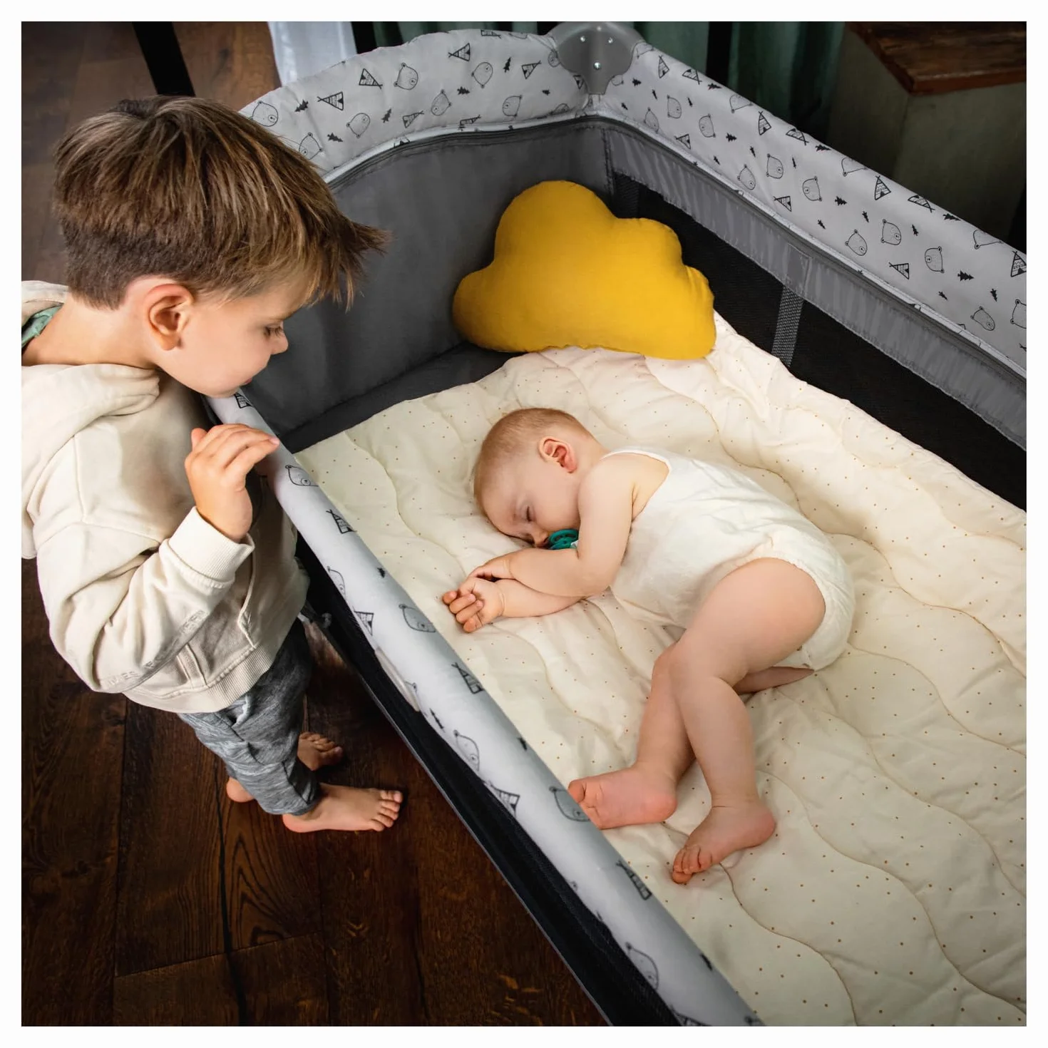 hauck Sleep N Play Center, Teddy Grey - Kinderreisebett Set mit Neugeboreneneinhang, Wickelauflage, Tragetasche, Rollen & Schlupf, Faltbar, Baby Reisebett & Laufstall ab Geburt bis 15 kg max. 3 Jahre