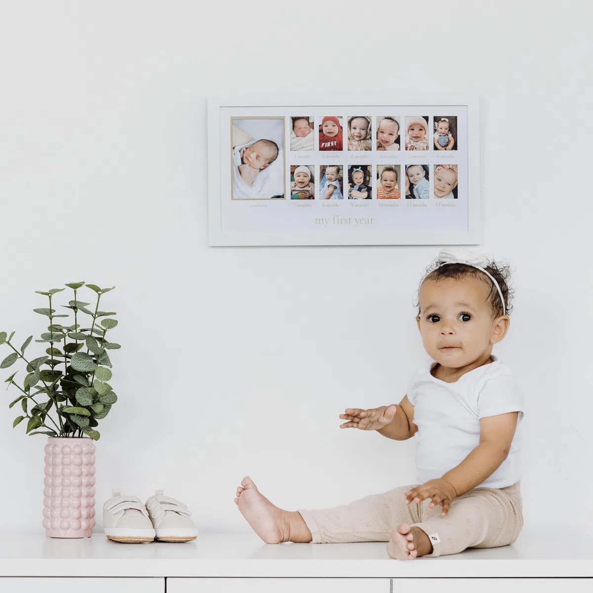 Pearhead Fotocollage für das erste Jahr und geschlechtsneutrales Andenken, ideal für Babyparty, Geschenk zur Geburt und als Kinderzimmer-Dekor, 13 Fotoeinsätze, beige matt
