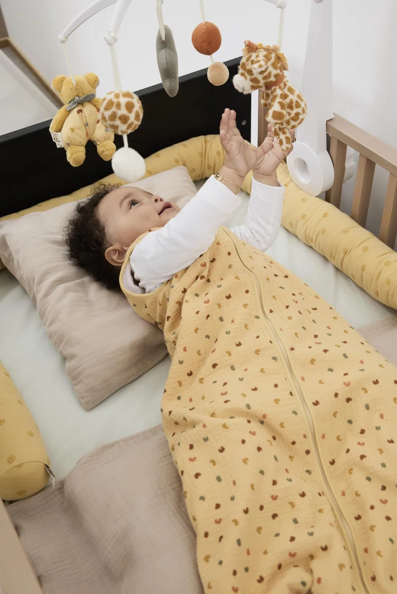 Sterntaler Schlafsack 110cm Giraffe & Löwe – Leichter Musselin mit Feinfrottee-Futter – Zwei-Wege-Reißverschluss & Kabelöffnung in der Seitennaht- 1,00 TOG – Baby und Kleinkind Schlafsack, Ocker