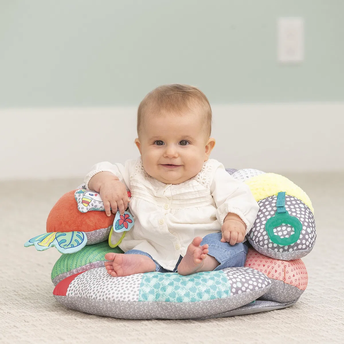 INFANTINO 2-in-1 Tummy Time & Stützkissen für Babys – als Spielkissen in Bauchlage nutzbar, Kissenstütze für Neugeborene und ältere Babys - Abnehmbare Spielzeuge - Mehrfarbig