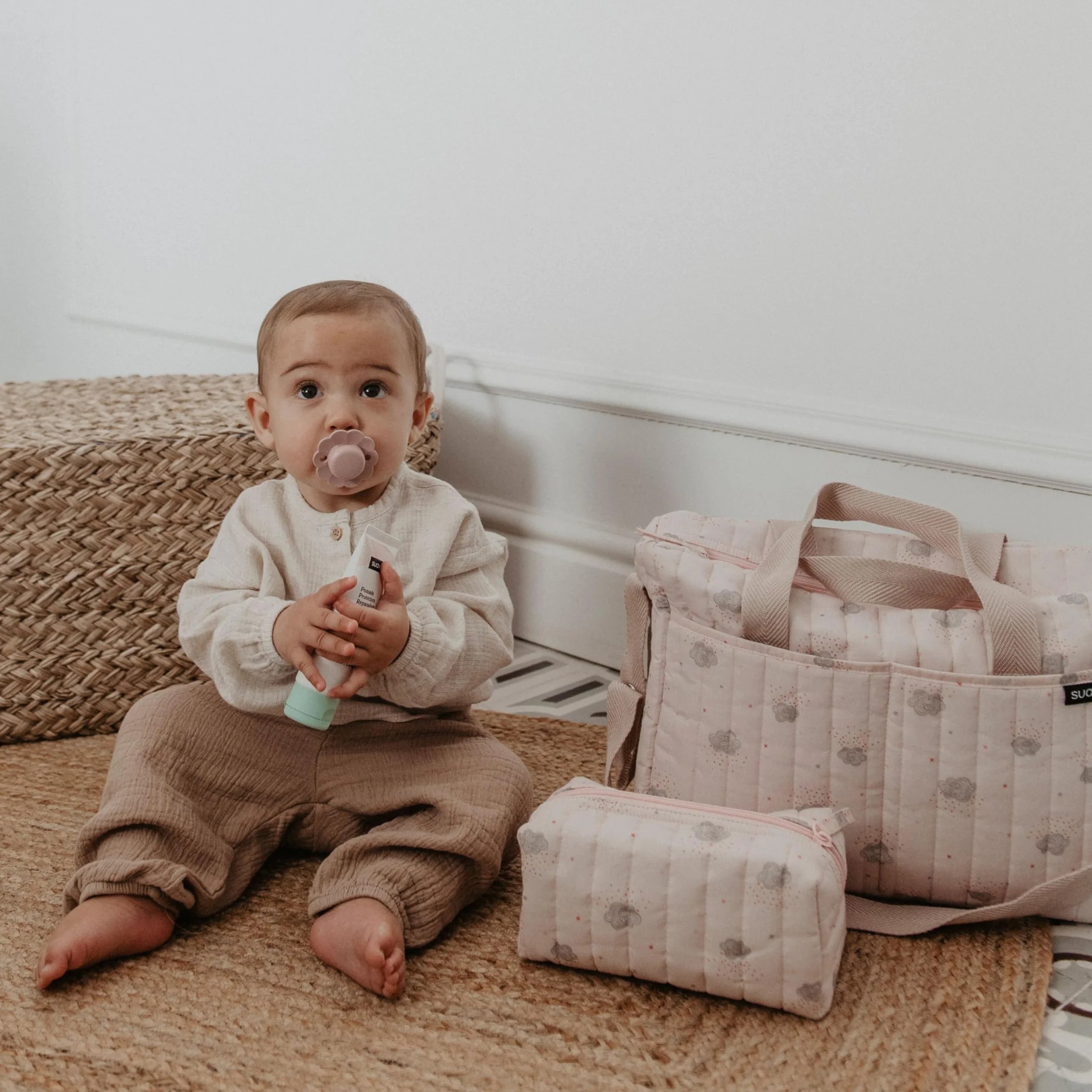 Suavinex, Baby-Wickeltasche mit Kosmetik: weiches Waschgel 300 ml + Feuchtigkeitsmilch 300 ml + Wickelcreme 75 ml + Tücher 60 Einheiten. Geschenk zur Geburt für Mädchen und Jungen, Korb für