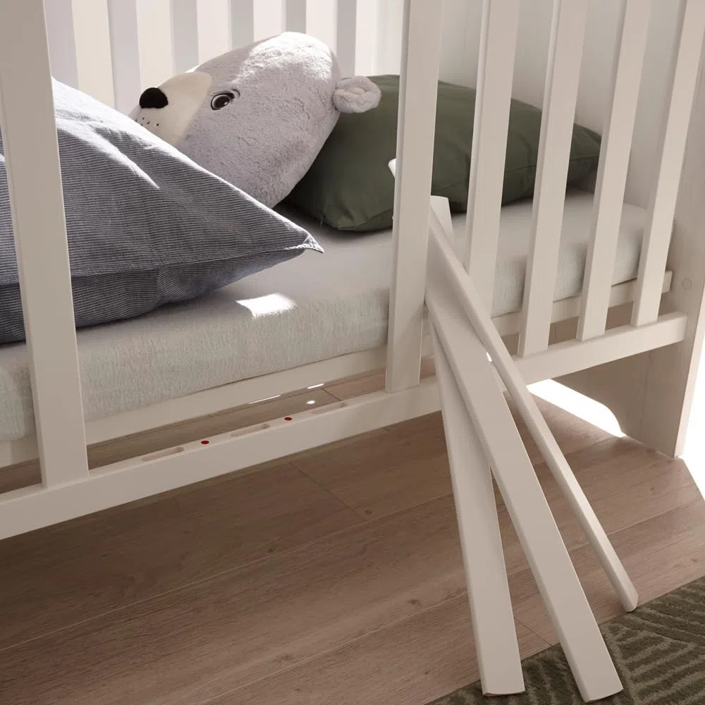 Lomadox Babyzimmer Babygitterbett mit Wickelkommode umbaubar zu Kommode, Landhausstil, Pine weiß mit Eiche