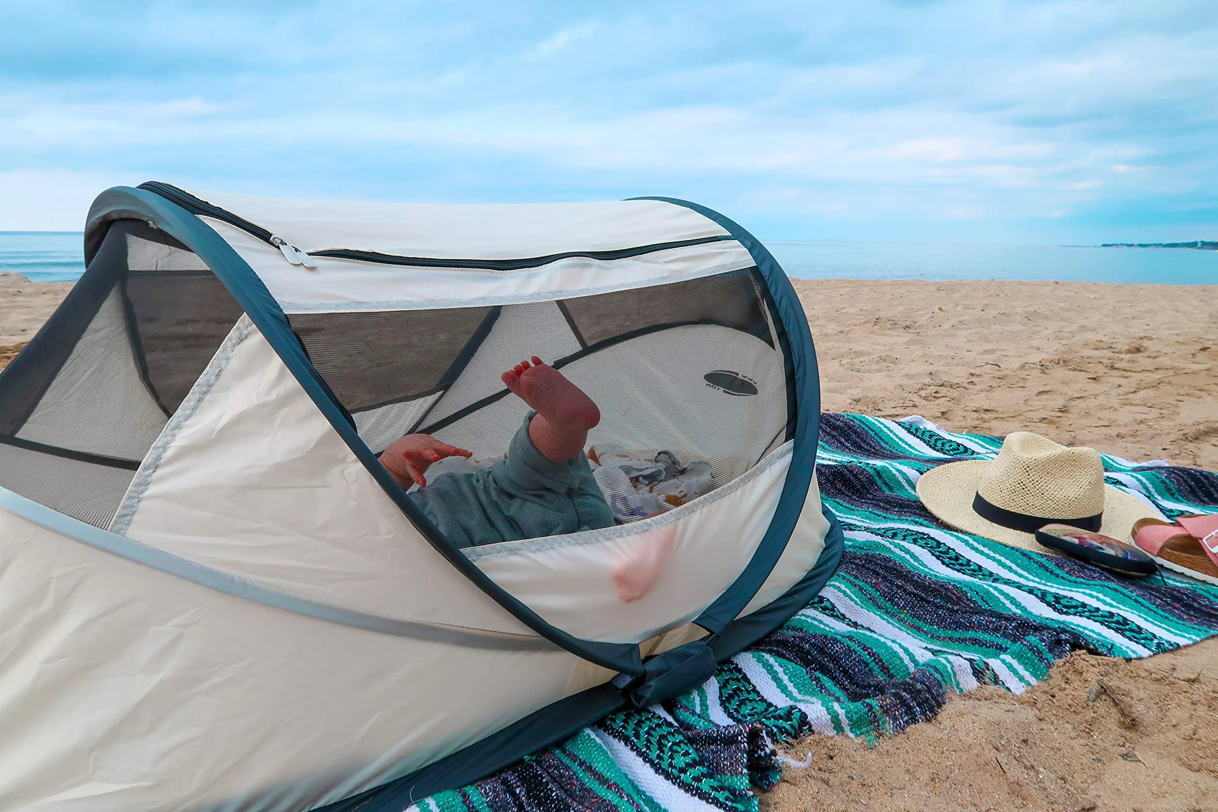 Deryan BabyBox Campingbett - Leicht, Kompakt und Faltbar -Aufgeklappt in nur 2 Sekunden -50% UV-Schutz - flammhemmendes Gewebe - Inklusiv Schlafmatte, Moskitonetz und Tragetasche - Creme