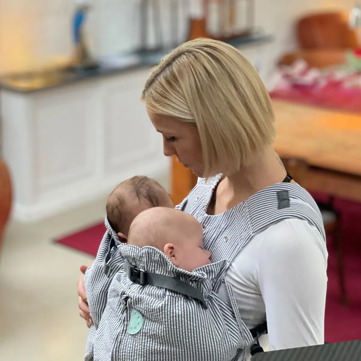 Weego TWIN Original Babytrage für Zwillinge ab 1.800 Gramm ergonomisch OEKO-TEX 100 Grey & White Seersucker