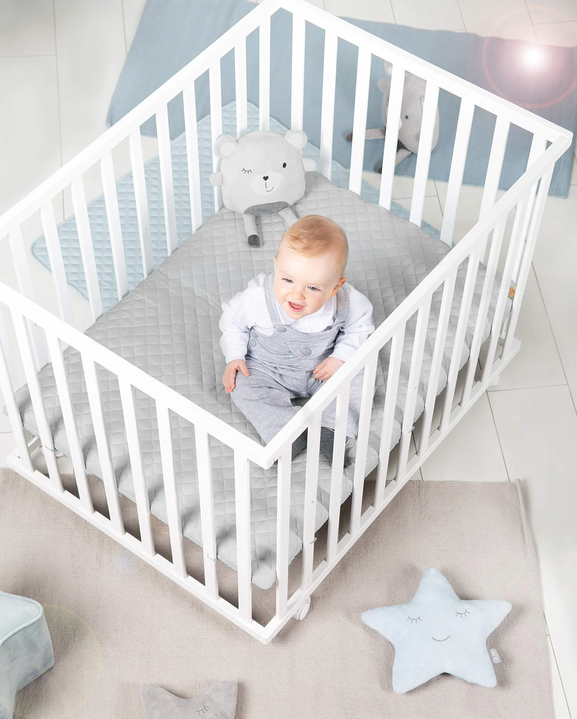 roba Laufgitter 75 x 100 cm - Baby Spielgitter + Einlage roba Style grau - 3-fach höhenverstellbar - Mobiler Laufstall mit Rollen - Holz weiß
