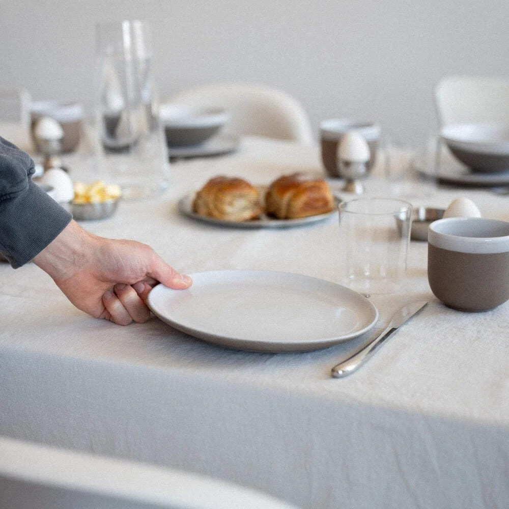 vierverie 2er Frühstücksset Kopenhagen: je 2 handglasierte Teller und Tassen (dunklegrau/weiss), mundgeblasene Gläser und Stoffservietten