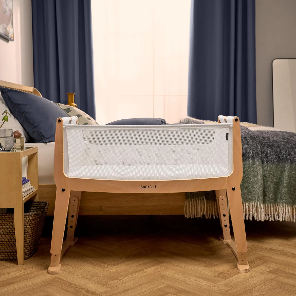 Snuz Pod Studio Next to Me Krippe – tragbares, leichtes Babybett mit Reißverschluss an der Wand, 3D atmungsaktive Matratze und 6 Höheneinstellungen – ideales Heim- und Reisebett mit Rollen, Stockholm