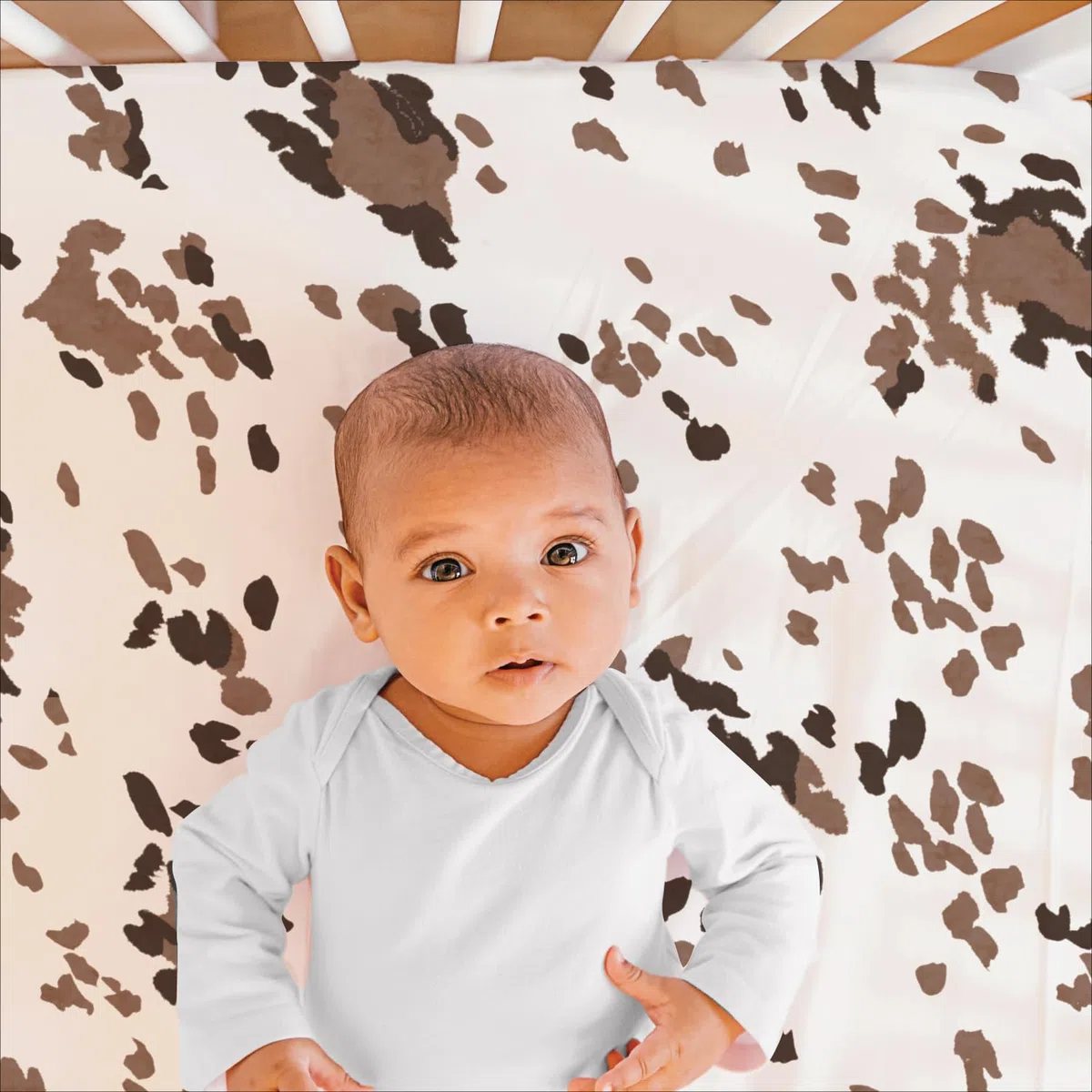 The Peanutshell 3-teiliges Baby-Bettwäsche-Set für Jungen und Mädchen – Neugeborene, Säuglings- und Kleinkind-Kinderzimmer-Bettwäsche-Set Dekor mit Spannbetttuch, Staub-Rüschendecke – Boho Farm