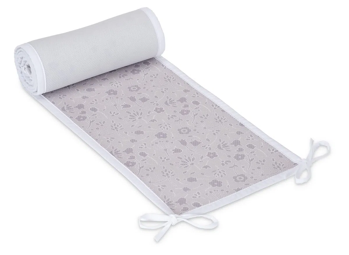 FabiMax Baby Beistellbett für Boxspringbett, TÜV geprüft 2022, inkl. Matratze und Nestchen aus Netzstoff, Buche massiv grau, Classic/graue Blümchen