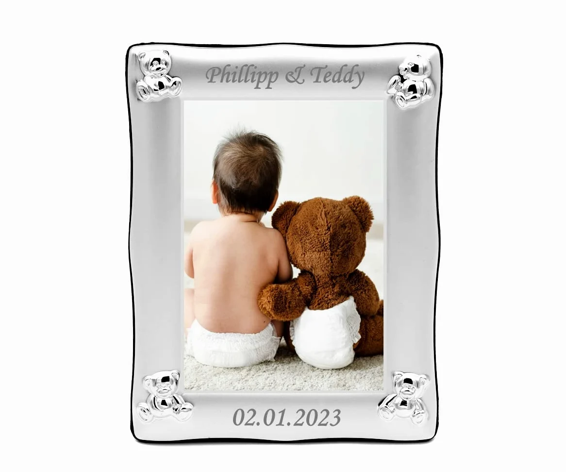 Design Baby Bilderrahmen versilbert Taufgeschenk Fotorahmen Bär Motiv Kinder Bilderrahmen zur Geburt Rahmen versilbert (Gravur bis 25 Zeichen)