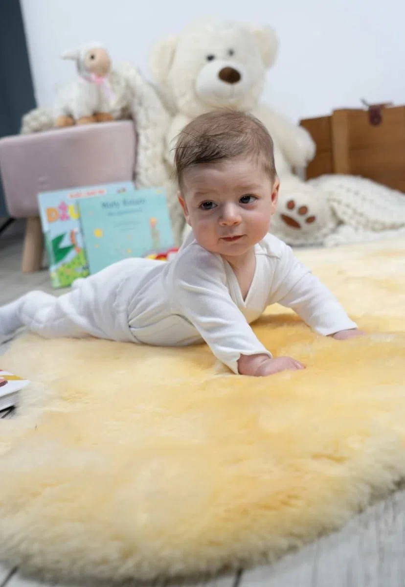 Hollert German Leather Fashion Lammfell Baby waschbar ökologisch gegerbtes kuscheliges echtes Merino Schaffell (deutsche Qualität) Naturform Babyfell geschoren Größe 90-100
