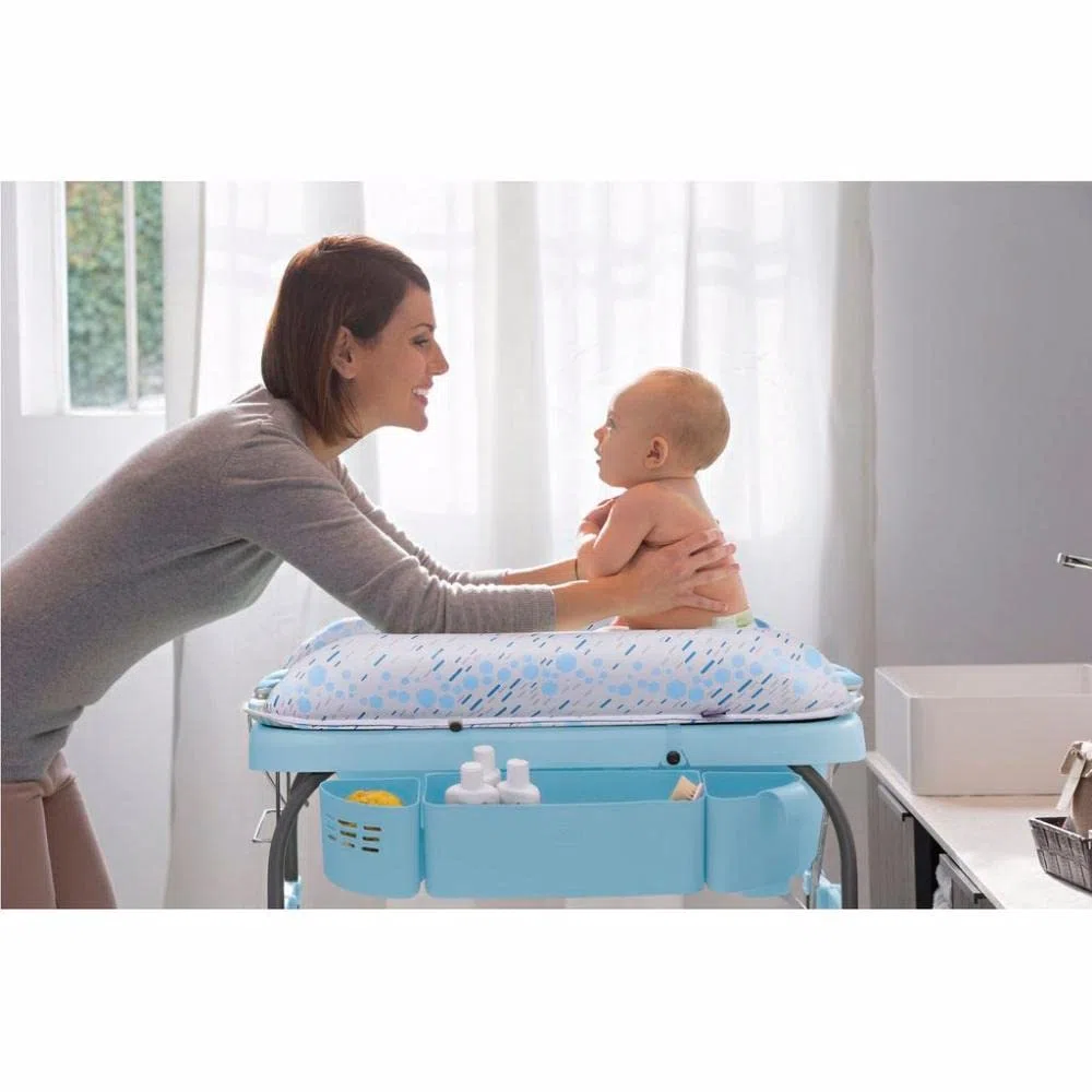 Chicco Cuddle & Bubble Ergonomische Babywanne mit Ständer und Wickeltisch mit Auflage und Weichem Reduzierkissen, Höhenverstellbar, Kompakte Schließung, Ablagefläche und 2 Räder, max. 11 kg