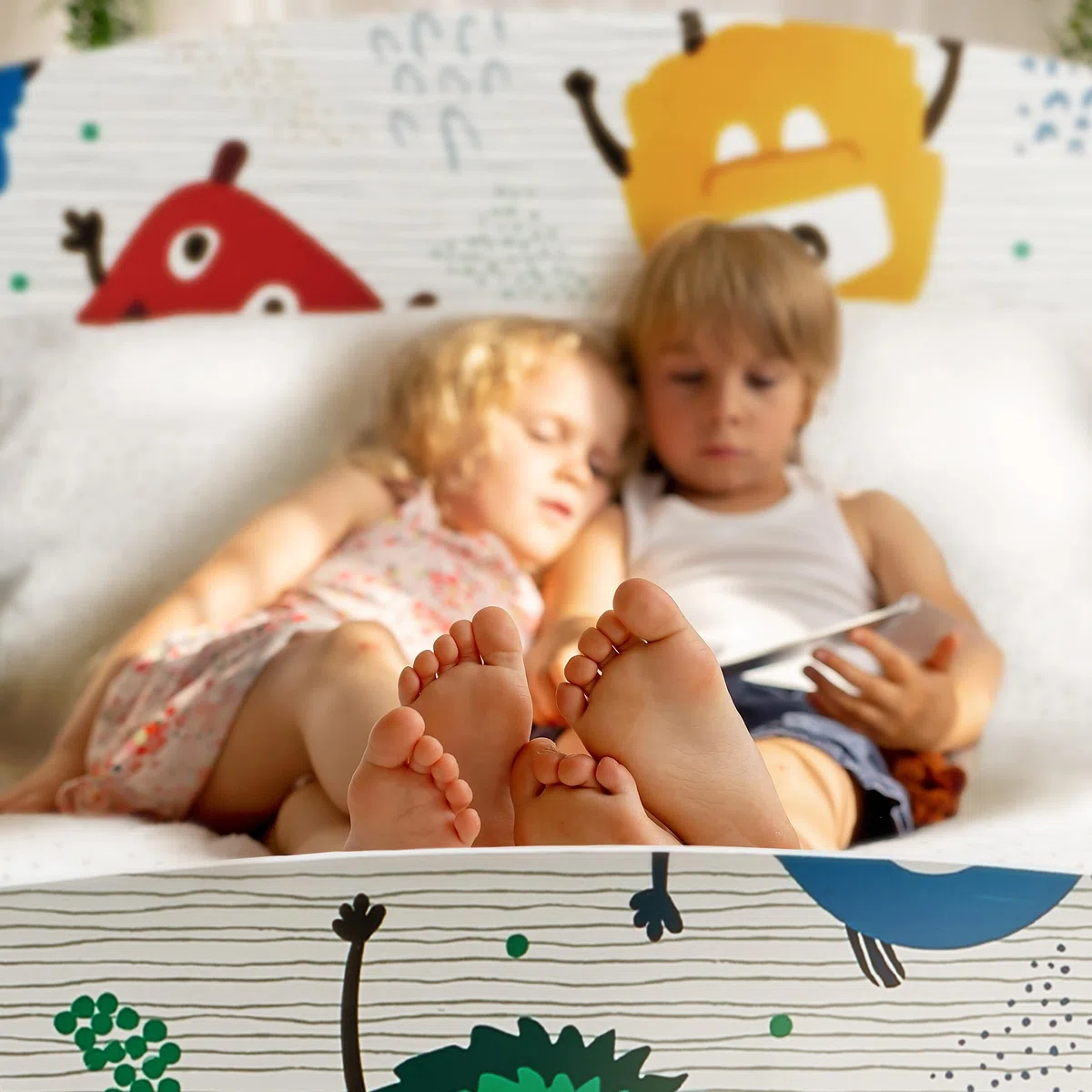 Relaxdays Kinderbett kleine Monster, Rausfallschutz, HBT 60x94x143 cm, Lattenrost, Kleinkindbett, Ablage, MDF, blau/weiß