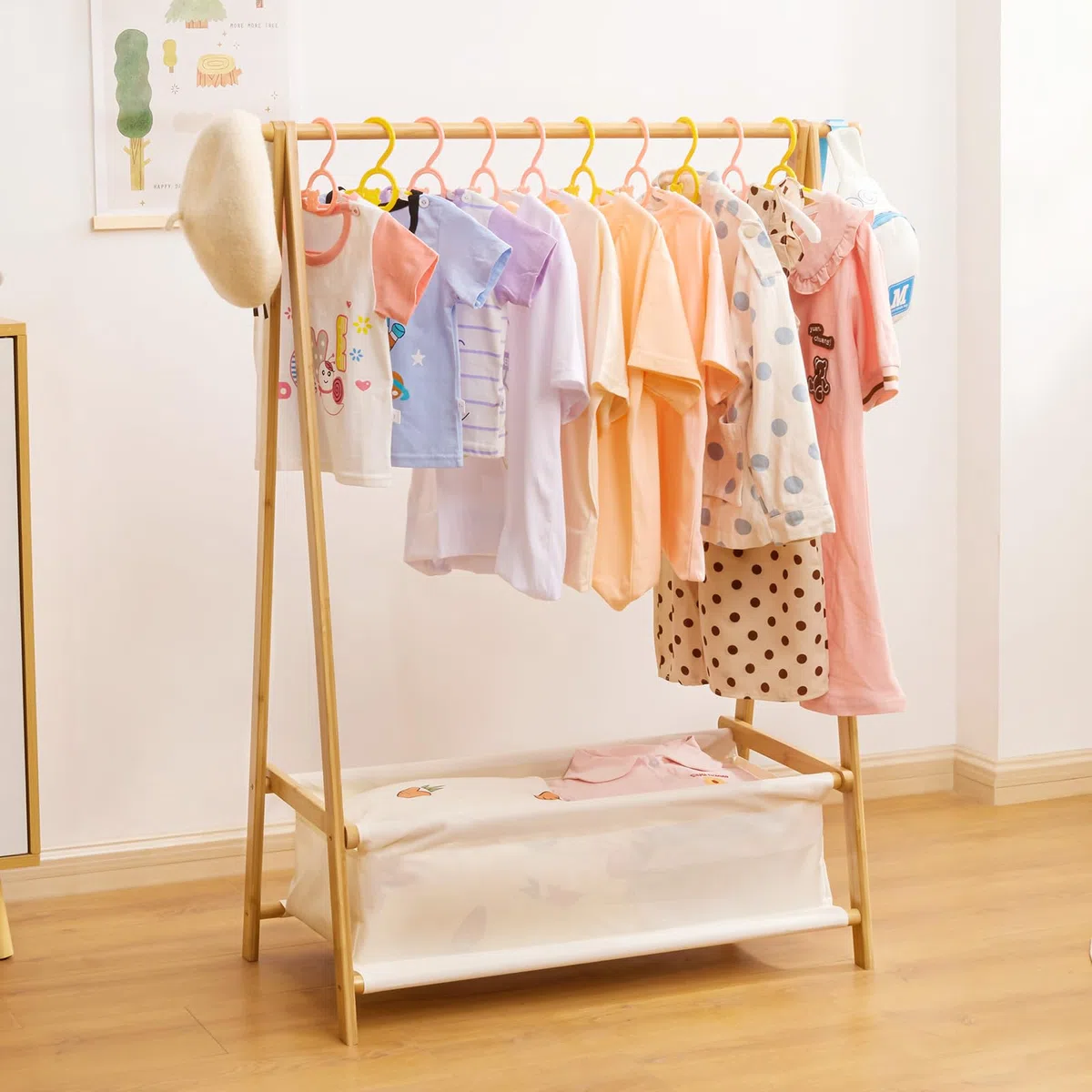 Yorbay Kinder Kleiderständer Bambus Garderobenständer mit Aufbewahrungskiste, Kindergarderobe mit Kleiderstange, für Baby- & Kleinkinderzimmer, Mädchen & Jungs (Natur)