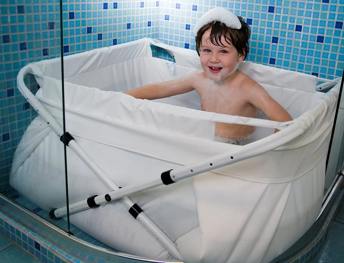Kinder und Baby Falt Badewanne - Kinderbadewanne mit Gestell für die Dusche mit Knöpfen – einstallbar von 80 bis 100 - Nebliges Weiß