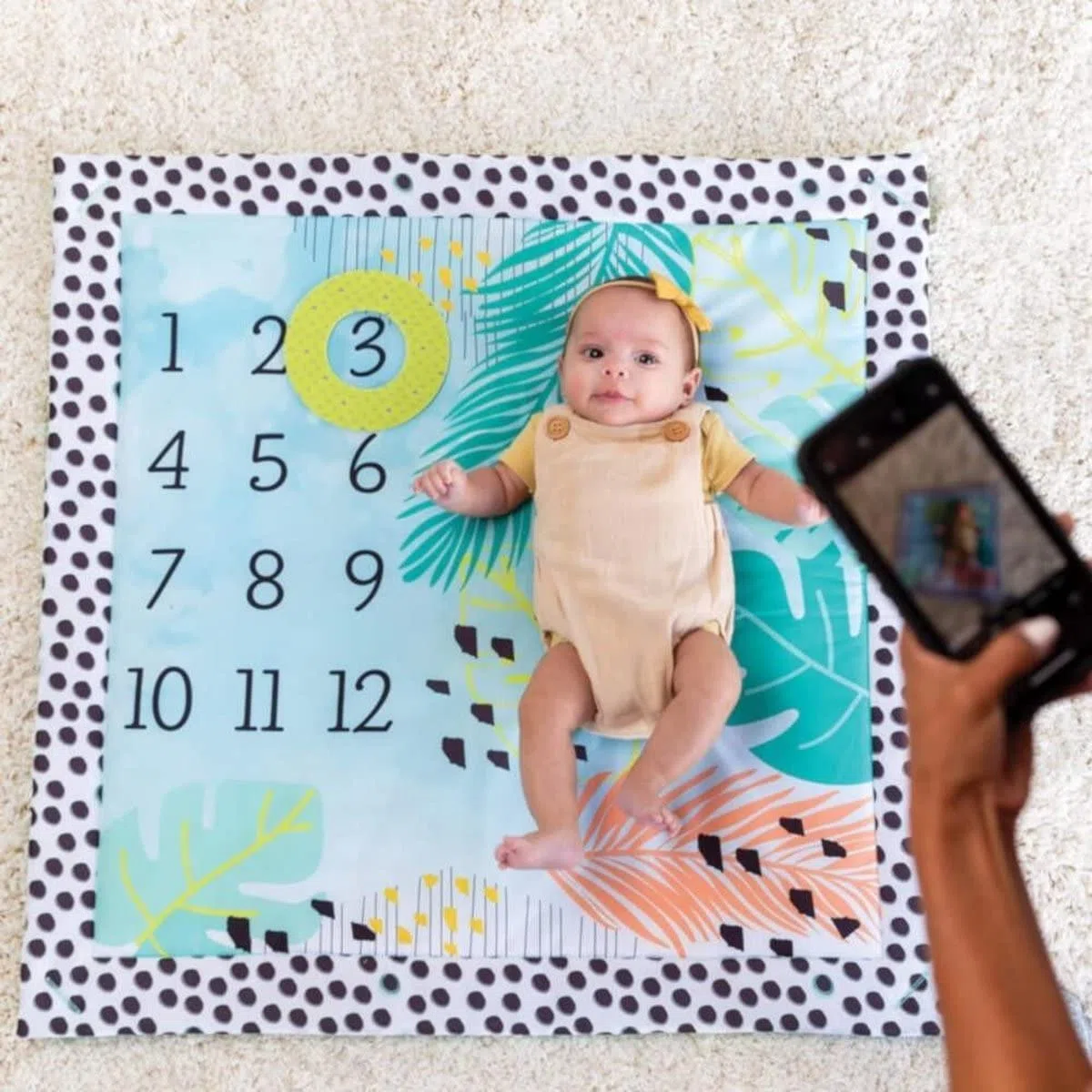 INFANTINO 4-in-1 Milestones & Memories Spielmatte – Sensorisch-stimulierende Spieldecke für Babys und Kleinkinder – Activity Gym mit lustigen Spielzeugen für ultimativen Spielspaß