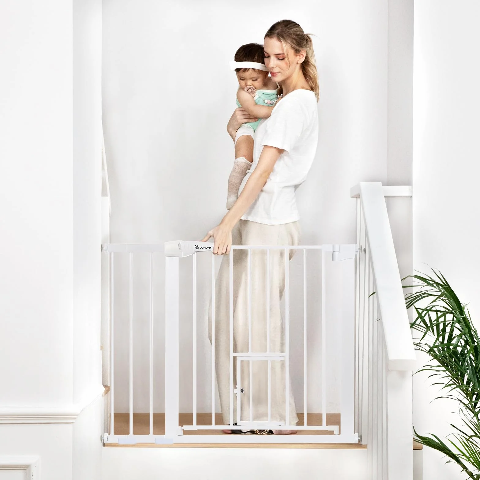 COMOMY Türschutzgitter mit Katzenklappe, 75-103cm Treppenschutzgitter ohne Bohren für Hunde und Katzen, Autoclose, Erweiterbar Türgitter Absperrgitter mit 7cm und 14cm Verlängerungen, Weiß