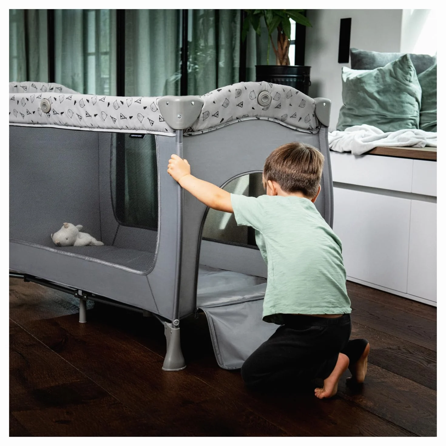 hauck Sleep N Play Center, Teddy Grey - Kinderreisebett Set mit Neugeboreneneinhang, Wickelauflage, Tragetasche, Rollen & Schlupf, Faltbar, Baby Reisebett & Laufstall ab Geburt bis 15 kg max. 3 Jahre