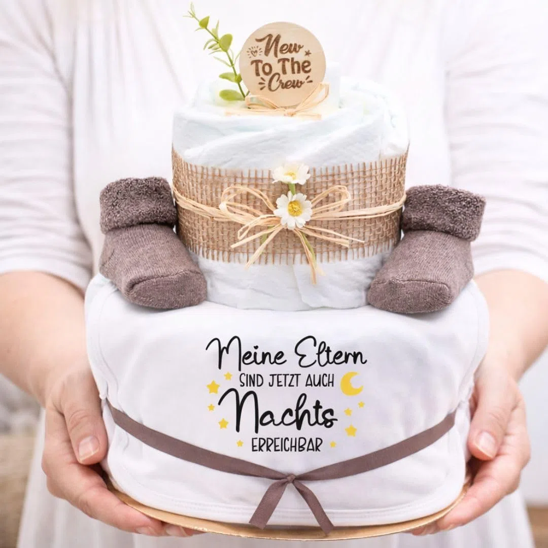 Trend Mama® | Windeltorte | Nature Design | Spruch wählbar| 27 Windeln (Größe 2) 1x Baby Lätzchen, Kuschelsocken |Geschenk Geburt (Design| Meine Eltern sind jetzt auch Nachts erreichbar)