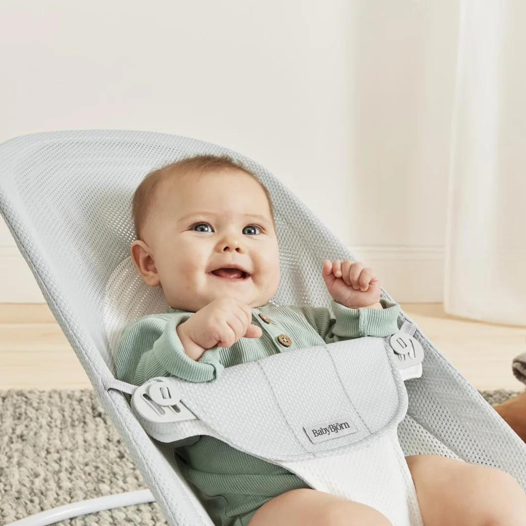 BabyBjörn Babywippe Balance Soft, Netzstoff, Silber/Weiß