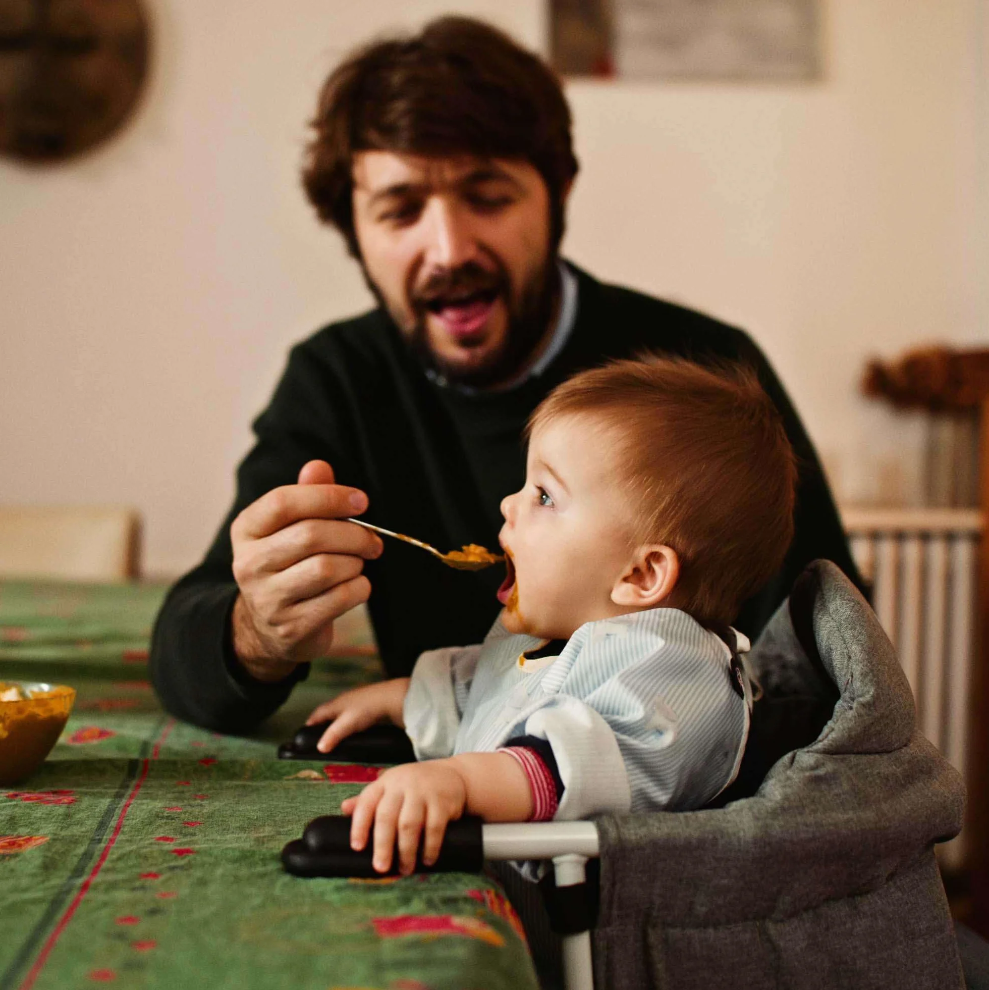 Looping Baby-Tischsitz, faltbar, sichere 4-Punkt-Befestigung, tragbar und kompakt, Grau meliert