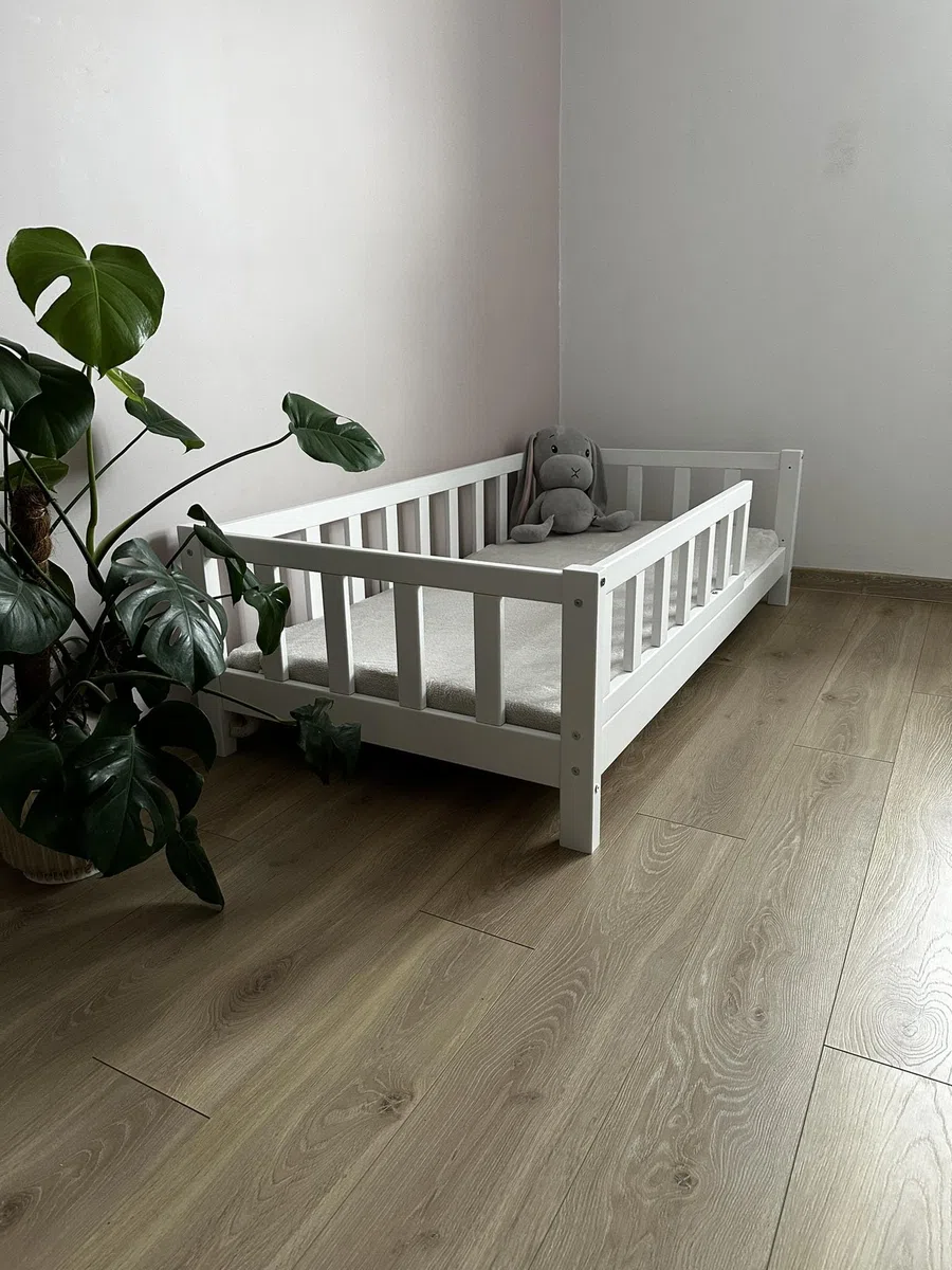 Alije Kinderbett Bett mit Rausfallschutz 90x140 Weiß Leo Lattenrost Bettgestell aus Kiefer Holz für Haus Kinder Jungen & Mädchen - Holzbett Baby Kinderzimmer Junge Deko