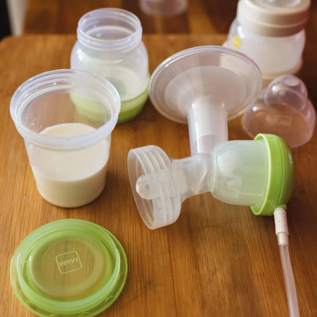 Mam 2-in-1 Doppel-Milchpumpe, elektrisch und manuell, enthält 1 x weiche Silikonbecher, 2 x Easy Start Anti-Colic Flasche 160 ml mit Saugern Größe 1 (0+), 2 x Unisex-Milch- und Lebensmittelbehälter.
