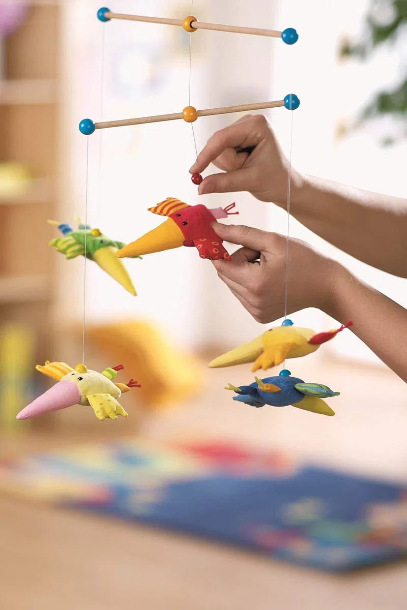 HABA 1103 Mobile Zwitscherlinge, Baby-Mobile zum Aufhängen mit 5 abnehmbaren Vögeln aus Stoff und gelber Sonne, Baby-Spielzeug ab 6 Monaten