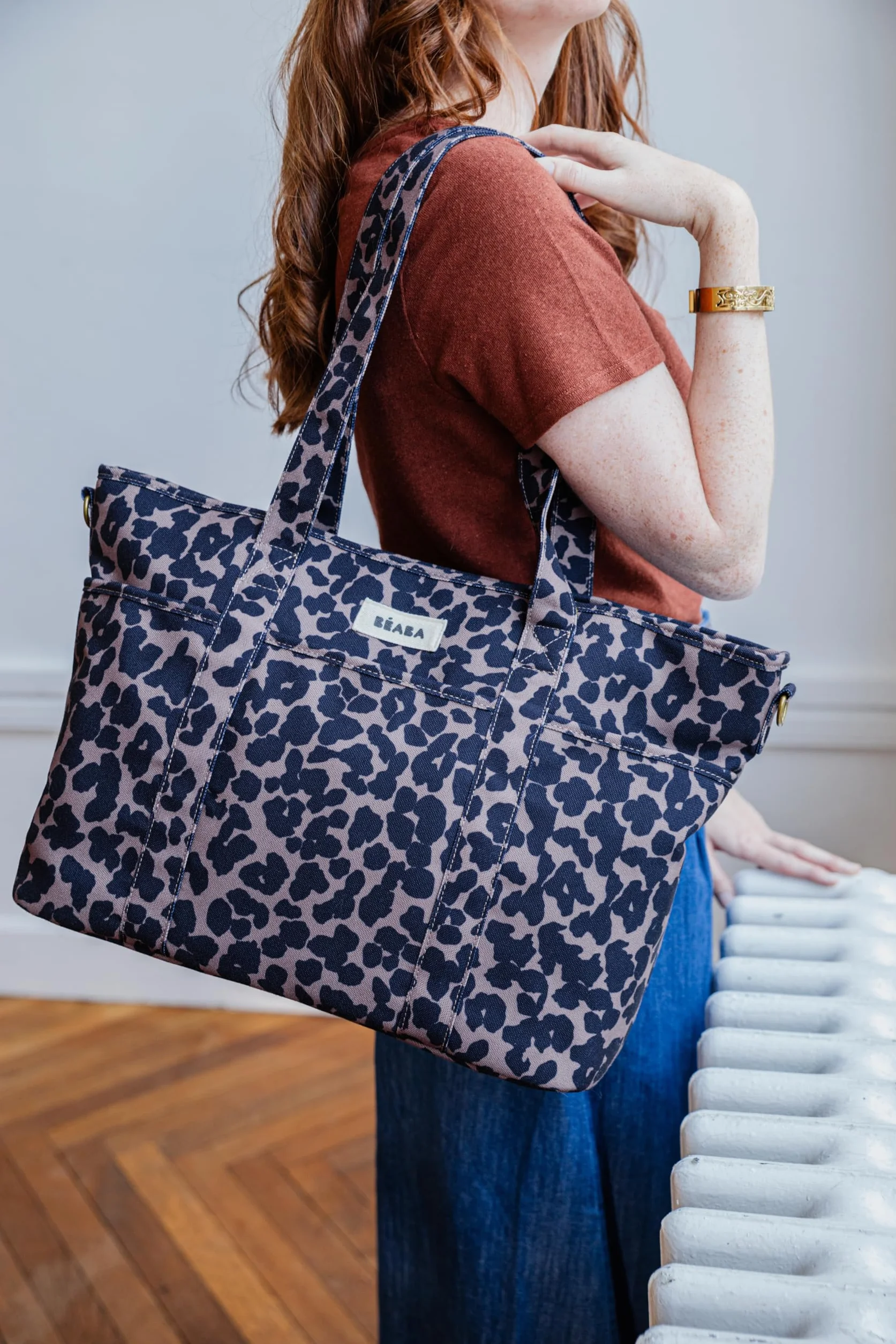 Béaba Wickeltasche Baby Madrid 22L – Wickeltasche im Tote-Format, Unisex für Mama und Papa, 11 Fächer, Isoliertasche, Kinderwagenbefestigung, Gepolsterte Wickelunterlage – Leopard