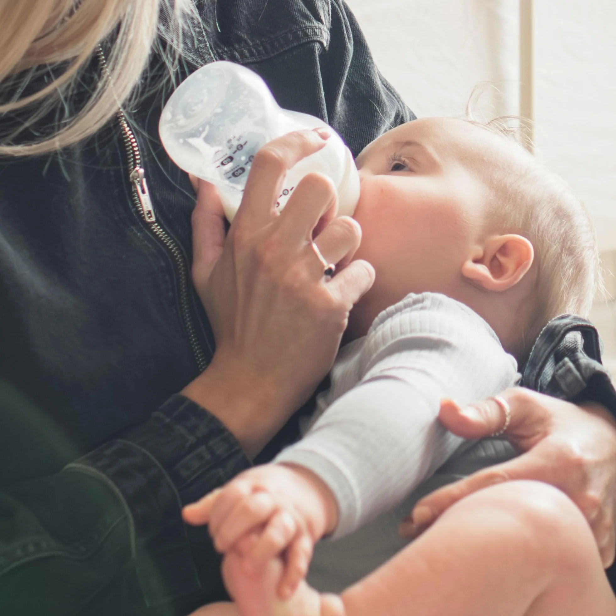 Tommee Tippee Komplettes Fütterungsset, elektrischer Dampfsterilisator mit isolierter Flaschentasche, Babyflaschen für Neugeborene und Easiwarm Flaschenwärmer, Schwarz
