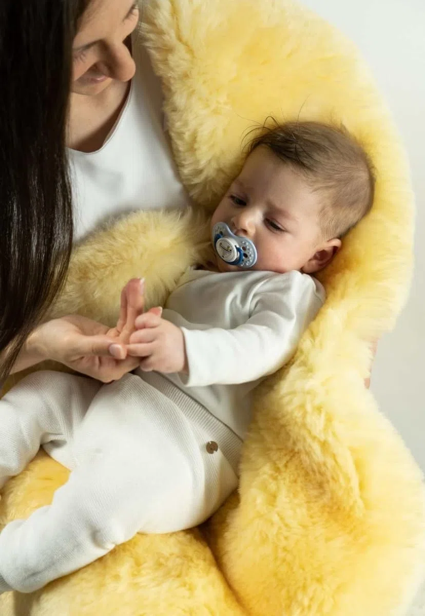 Hollert German Leather Fashion Lammfell Baby waschbar ökologisch gegerbtes kuscheliges echtes Merino Schaffell (deutsche Qualität) Naturform Babyfell geschoren Größe 90-100