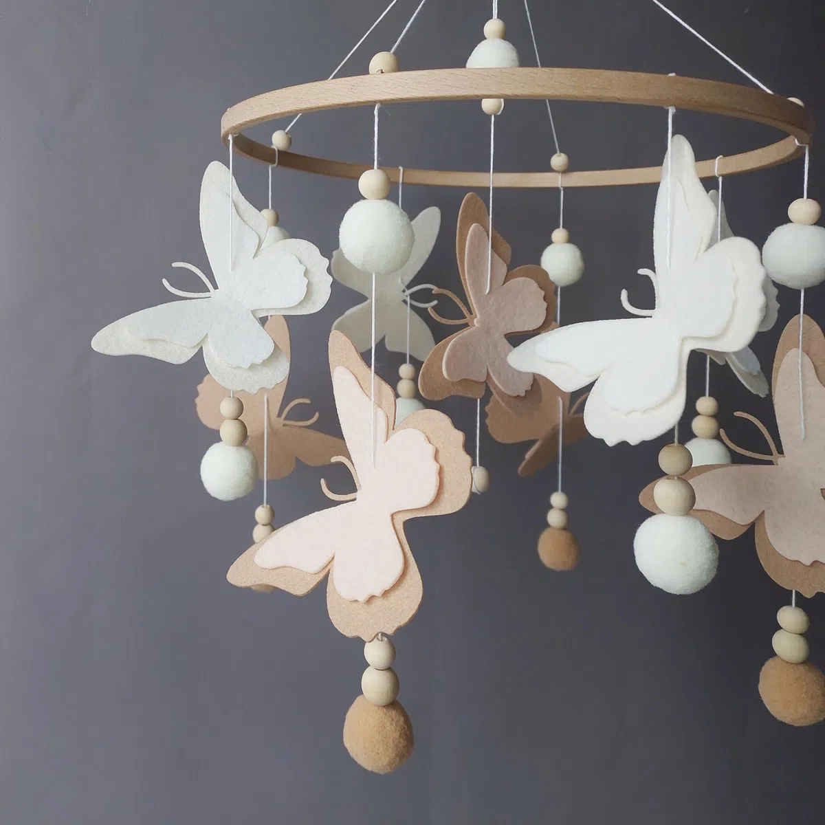 Schmetterlingen Baby Mobile mit Pompons – Neutrales Schmetterlings Mobile in Beige Braun – Handgemachtes Mobile fürs Babybett & Babyzimmer Deko – Perfekt als Baby Shower Geschenk