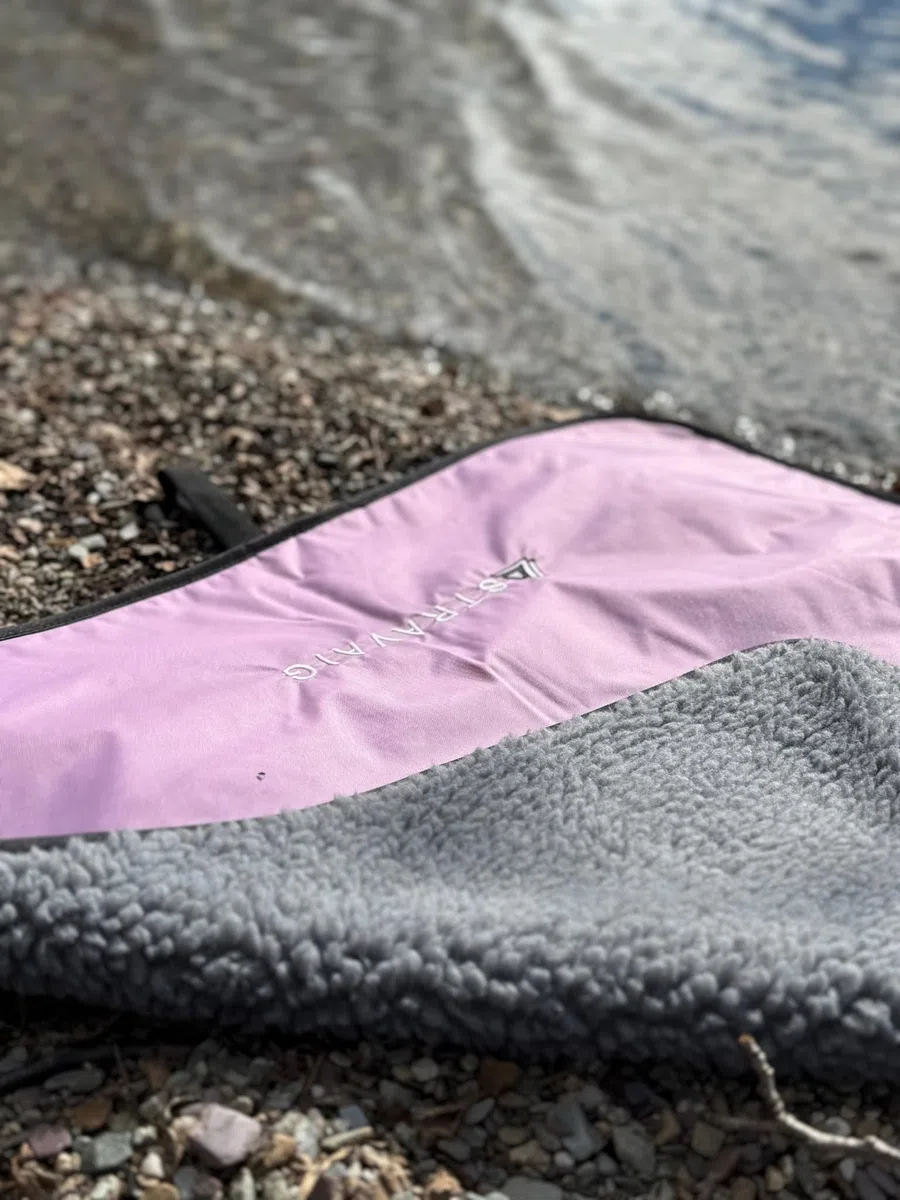 Wasserdichte Wickelunterlage für Outdoor-Wechsel Kompakte, weiche und wasserabweisende Wickelunterlage mit Tragegurt für Wassersport und Outdoor-Aktivitäten 60 cm x 60 cm (Flieder)