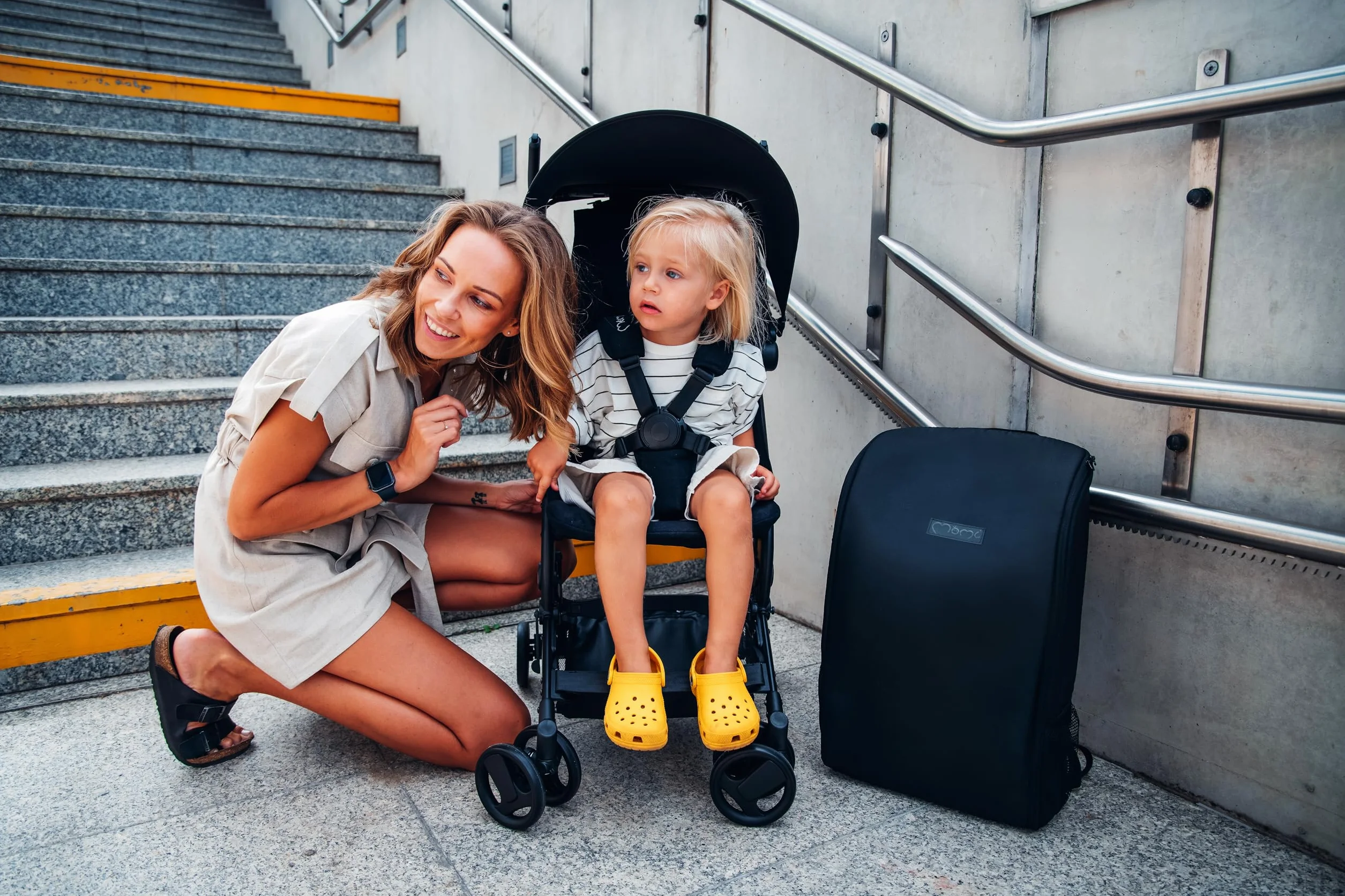 MoMi GRACE Reise Buggy Klein Zusammenklappbar - Kinderwagen bis 15kg ab 6 Monaten - Reisebuggy Handgepäck Geeignet - Leicht 6,2kg - 5-Punkt-Sicherheitsgurt