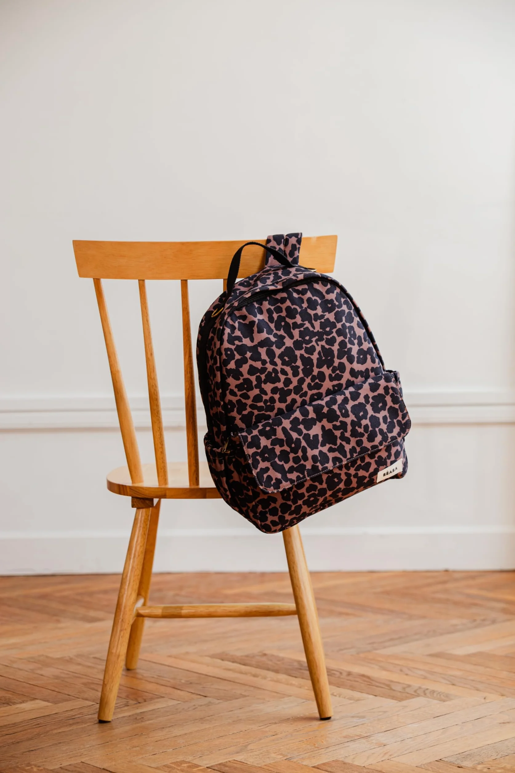 BÉABA Wickelrucksack Baby Tokyo 21L – Wickelrucksack Unisex für Mama und Papa, 9 Fächer, Isoliertasche, Kinderwagenbefestigung, Gepolsterte Wickelunterlage – Leopard