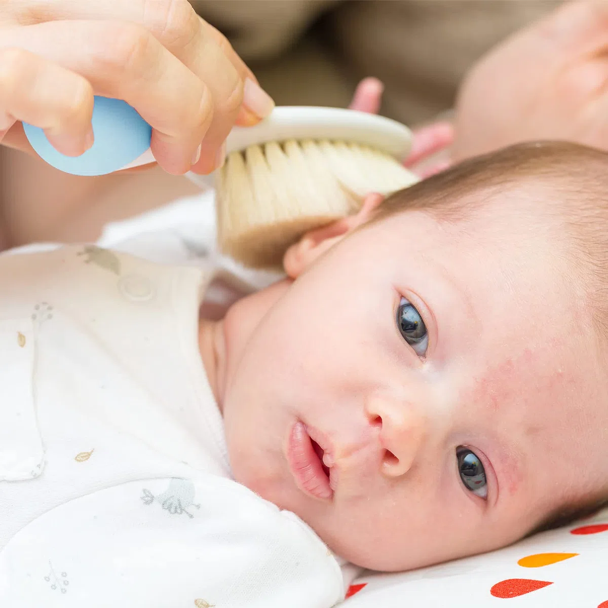 LuvLap Babykamm mit abgerundeten Spitzen & Babyhaarbürste mit Naturborsten zur besseren Prrotektion der Baby-Kopfhaut, Weiß & Blau