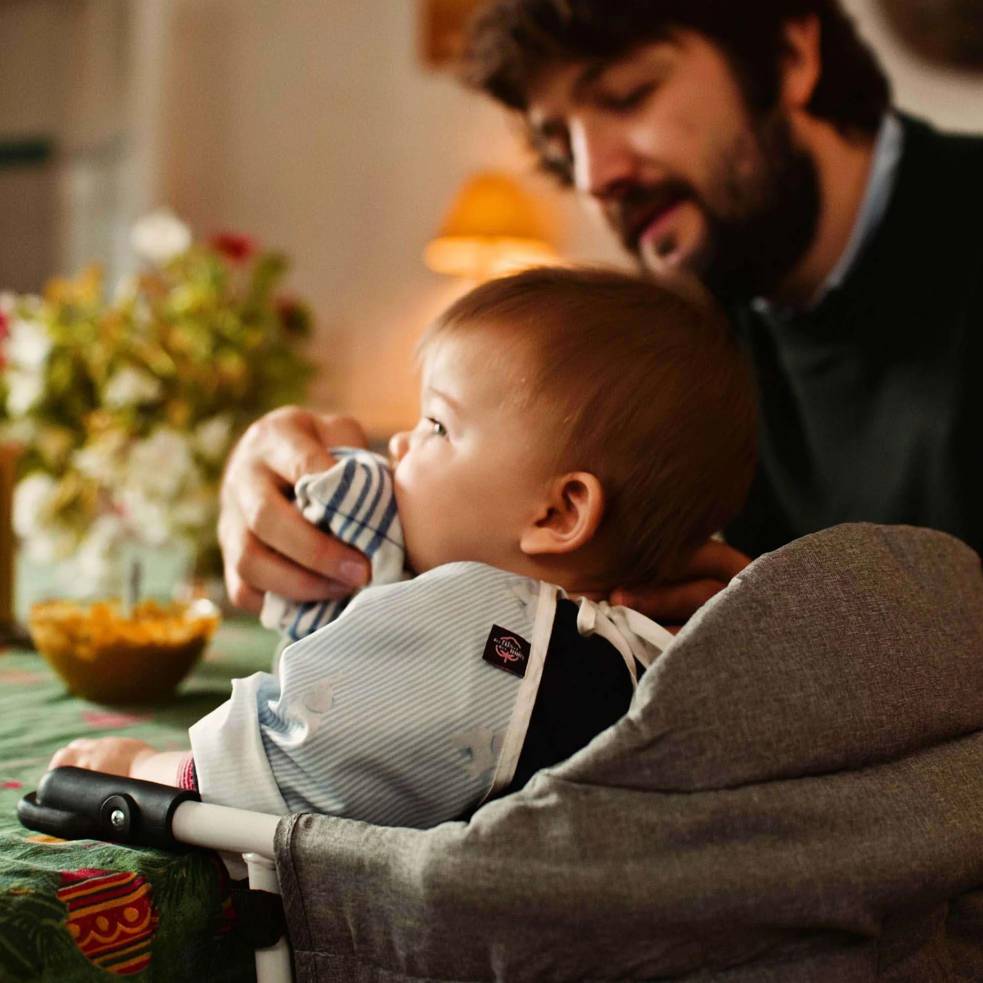 Looping Baby-Tischsitz, faltbar, sichere 4-Punkt-Befestigung, tragbar und kompakt, Grau meliert