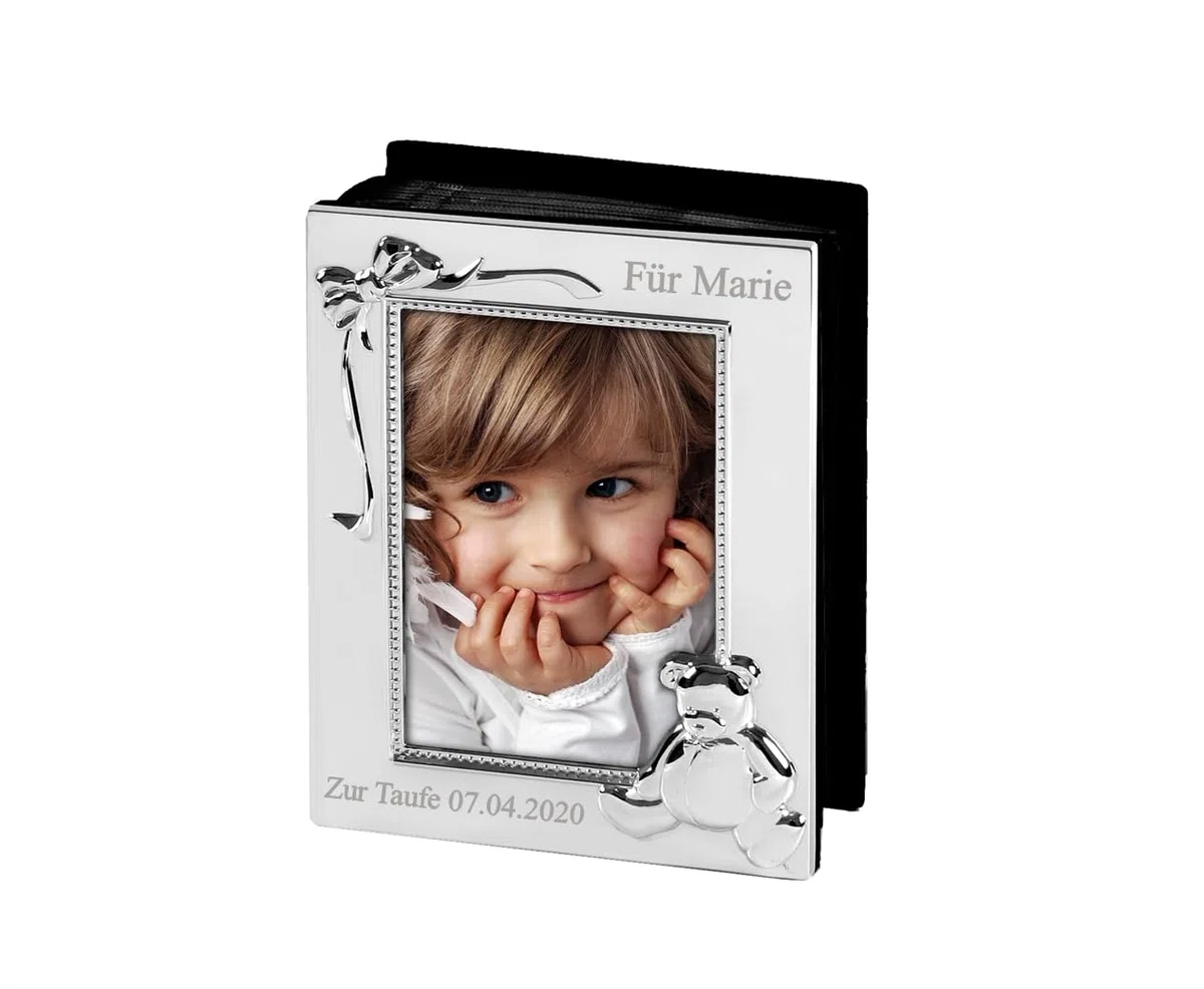 Design Baby Fotoalbum versilbert inklusive Gravur Kinderalbum mit Widmung Fotobuch für 100 Bilder Format 10x15 mit Wunschgravur Geschenk zur Taufe